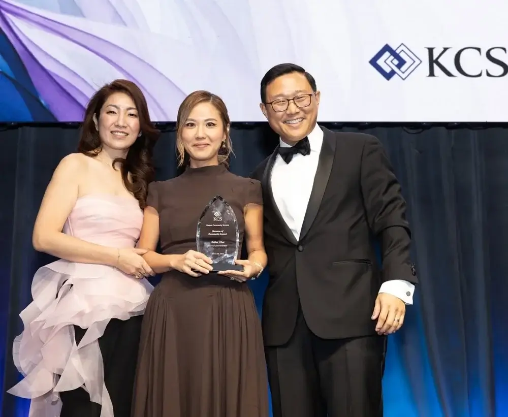 Esther Choi receive the Community Impact Award from Korean Community Services