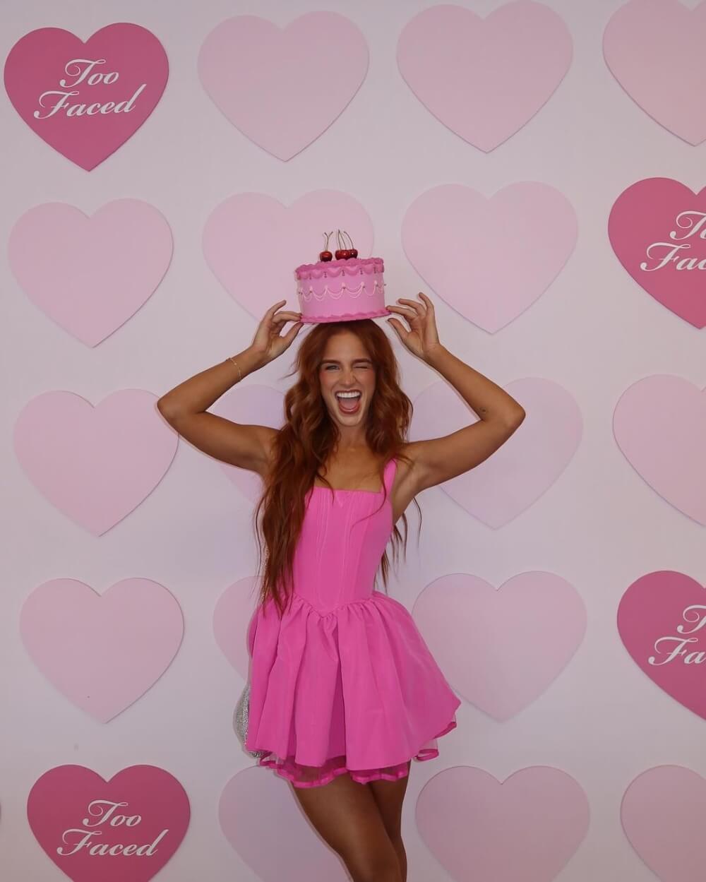 Julia Hatch Age, Height, Parents, Sisters, Net Worth, Boyfriend