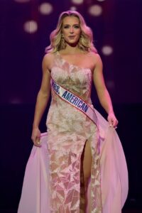 Hannah Neeleman Age, Net Worth, Husband, Height, Kids, Wiki