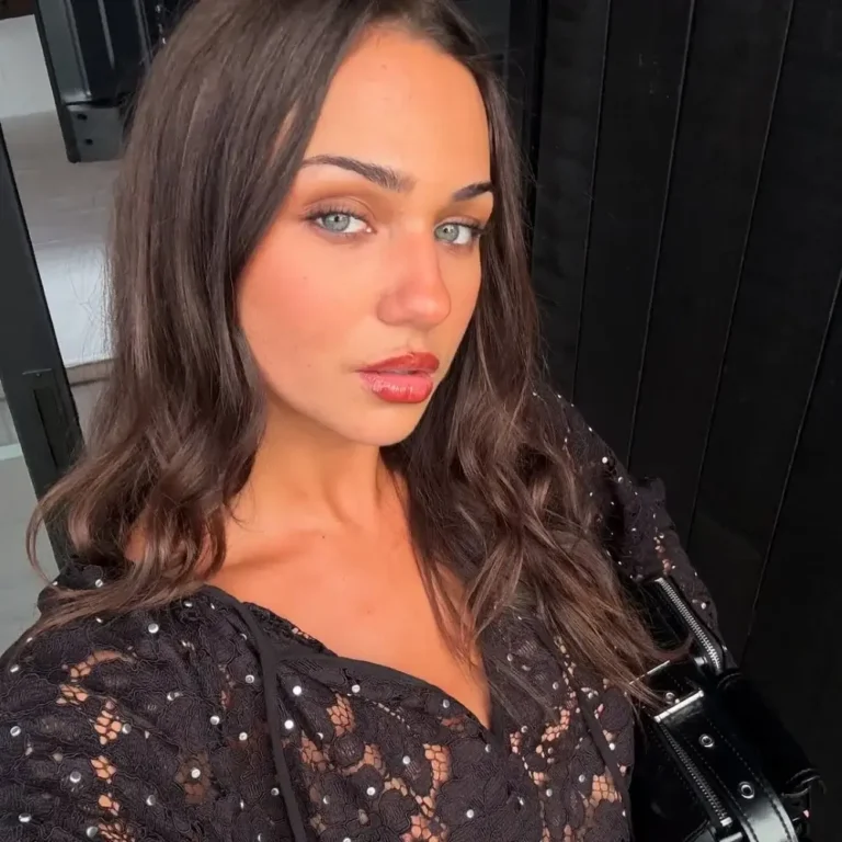 Silk Cartwright Age, Height, Boyfriend, Ethnicity, Parents, Net Worth Silk Cartwright image